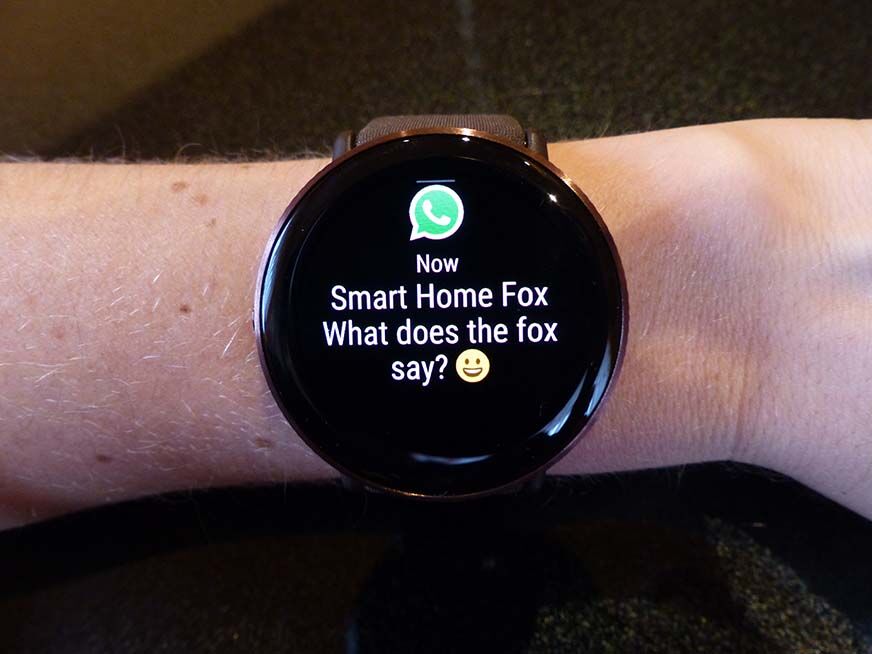 Man sieht eine eingegangene Nachricht auf der Polar Ignite 3. 